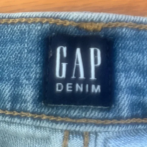 Ladies Gap size 28 Bermuda shorts in light washed denim - Picture 2 of 4